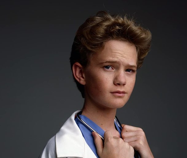 Doogie Howser: Která herečka nově nahradí Neila Patricka Harrise | Fandíme serialům