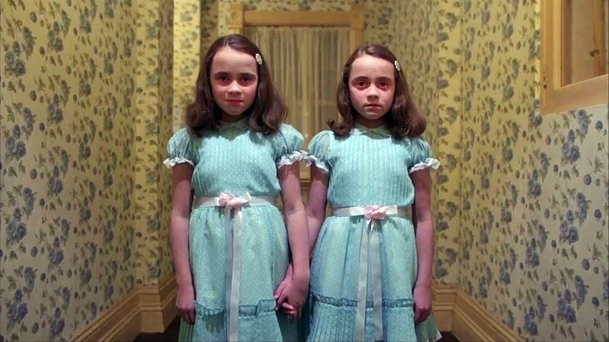 Osvícení: Jak dnes vypadají hrůzu nahánějící dvojčata z kultovního hororu | Fandíme filmu