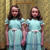 Osvícení: Jak dnes vypadají hrůzu nahánějící dvojčata z kultovního hororu | Fandíme filmu