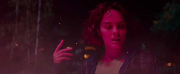 Jumbo: V netradiční romanci se mladá žena zamiluje do kolotoče | Fandíme filmu