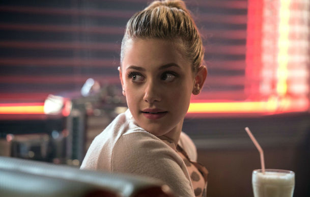 Podvodnice se vydávala za herečku Lili Reinhart ze seriálu Riverdale a poskytovala místo ní rozhovory | Fandíme serialům