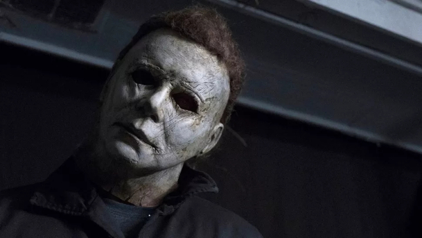 Halloween zabíjí: Nová fotka ukazuje, jak vrah Myers unikl svému osudu | Fandíme filmu