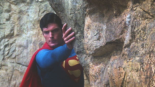 Superman: Křesťanští diváci vyhrožovali režisérovi optimistického superhrdinského filmu smrtí | Fandíme filmu