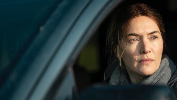 Mare z Easttownu: Kate Winslet v nové upoutávce vyšetřuje špínu zapadákova | Fandíme serialům
