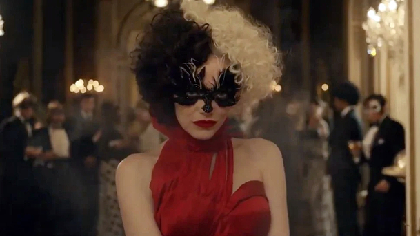 Cruella: Rebelující Emma Stone si v punkrockovém stylu podmaňuje Londýn | Fandíme filmu