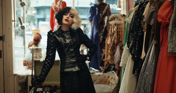 Cruella: Rebelující Emma Stone si v punkrockovém stylu podmaňuje Londýn | Fandíme filmu