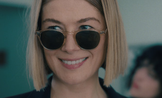 Britská herečka Rosamund Pike o osmnáctiměsíčním životě v Česku | Fandíme filmu