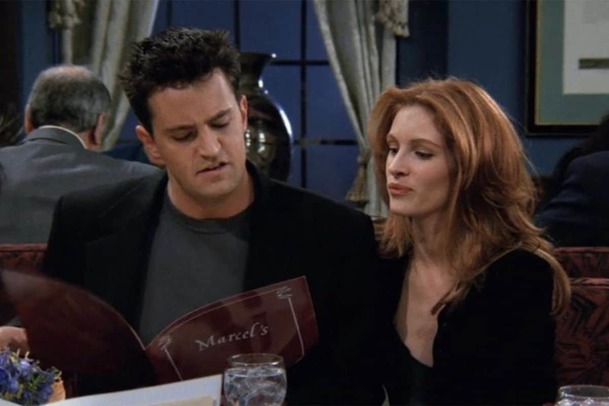 Přátelé: Jak Matthew Perry sbalil Julii Roberts | Fandíme serialům