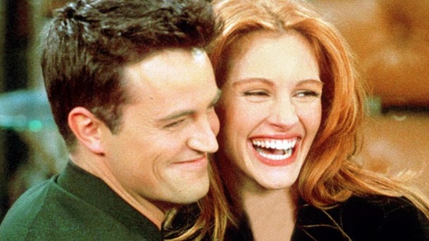 Přátelé: Jak Matthew Perry sbalil Julii Roberts | Fandíme serialům