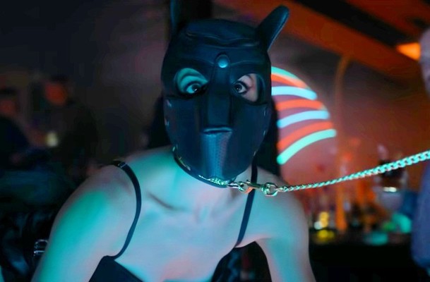Holky z červeného gauče: Trio prostitutek se brzy vydá na zběsilý útěk před minulostí | Fandíme serialům