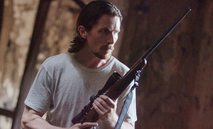 The Pale Blue Eye: Christian Bale vyšetřuje brutální vraždy a pomáhá mu Edgar Allan Poe | Fandíme filmu