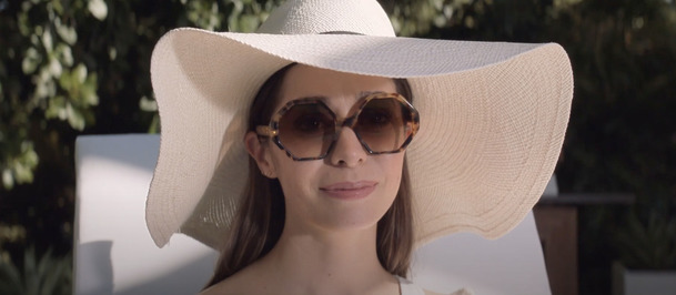 Made for Love: S čipem v mozku se v černé komedii od manžela prchá těžce | Fandíme serialům