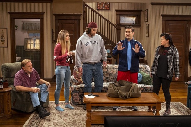 Kevin Can F**k Himself: Hrdinka nového sitcomu touží po vraždě svého manžela | Fandíme serialům