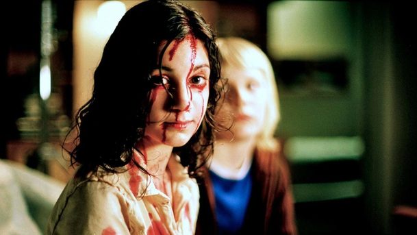 Let the Right One In: Demián Bichir si zahraje otce, který shání krev pro svou upíří dceru | Fandíme serialům