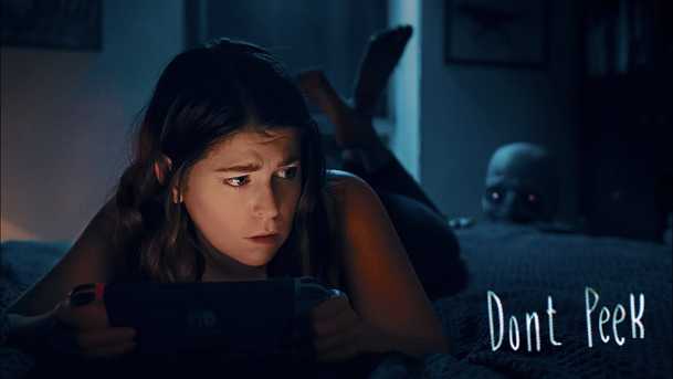 Don’t Peek: Děsivý démon útočí na vystrašenou ženu skrz virtuální realitu | Fandíme filmu