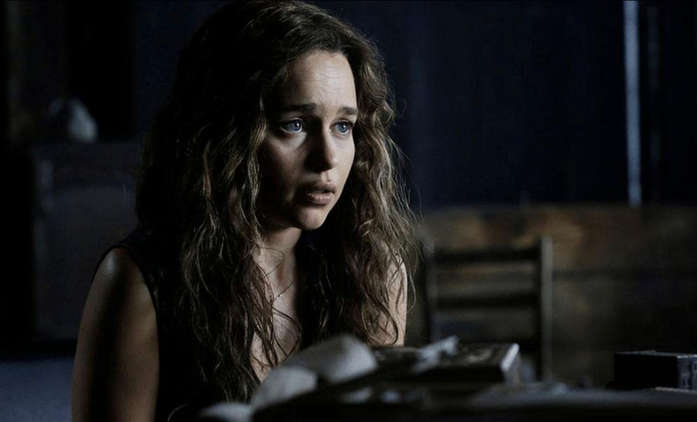 Above Suspicion: Akční thriller s Emilií "Daenerys" Clarke v řízné upoutávce | Fandíme filmu