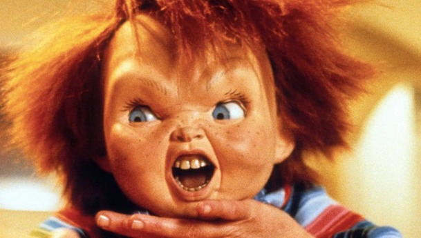 Chucky: Teaser odhaluje, jak se vyrábí vraždící panenka | Fandíme serialům