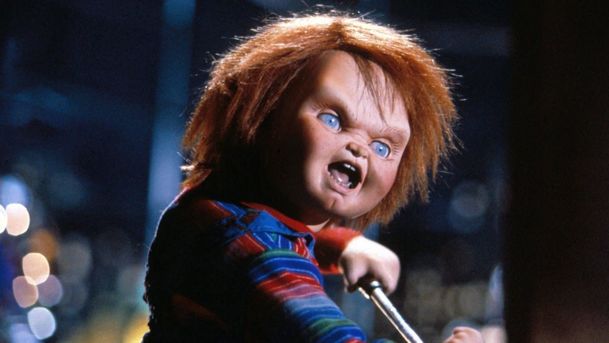 Chucky: Teaser odhaluje, jak se vyrábí vraždící panenka | Fandíme serialům
