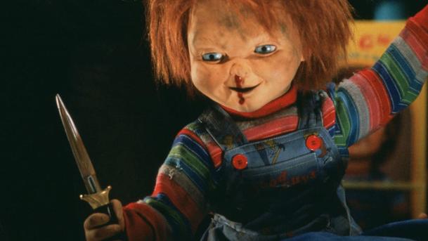 Chucky: Teaser odhaluje, jak se vyrábí vraždící panenka | Fandíme serialům