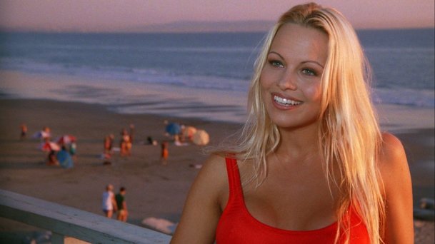 Pam & Tommy: Lily James jako Pamela Anderson v ikonických rudých plavkách | Fandíme serialům