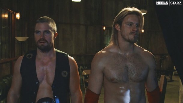 Heels: První upoutávka na wrestlingové drama s hvězdami seriálů Arrow a Vikingové | Fandíme serialům