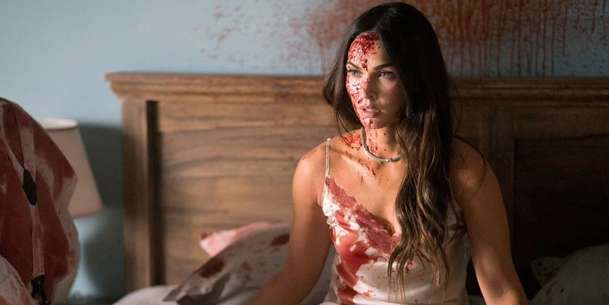 Till Death: Megan Fox je připoutaná k mrtvému manželovi – 1. trailer | Fandíme filmu