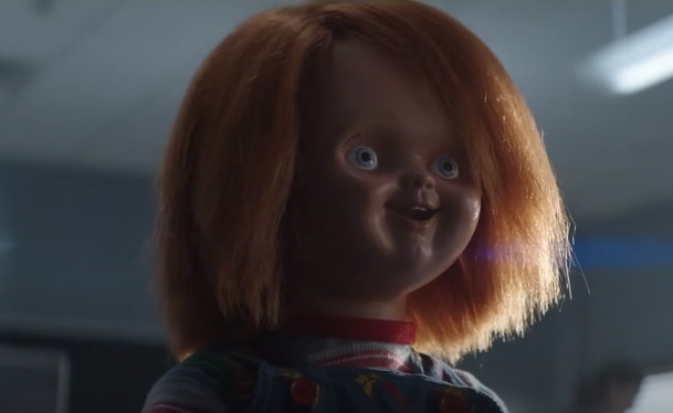 Chucky: Plnohodnotný trailer láká na výživné vraždění a středoškolské prostředí | Fandíme serialům