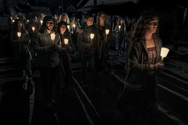 Půlnoční mše: Mistr hororů přináší po dvou lahůdkách na Netflix už 3. seriál | Fandíme serialům