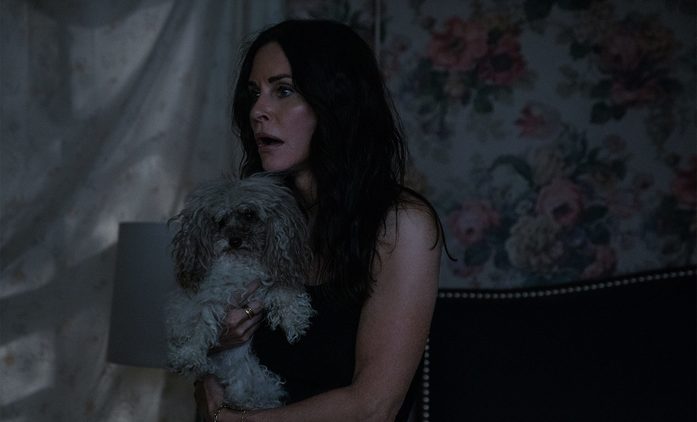 Shining Vale: Strašidelná komediální série s Courtney Cox se blíže představuje | Fandíme seriálům