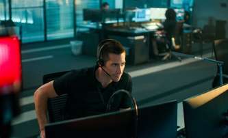 The Guilty: Jake Gyllenhaal komorní thriller odehrál celý na telefonu | Fandíme filmu