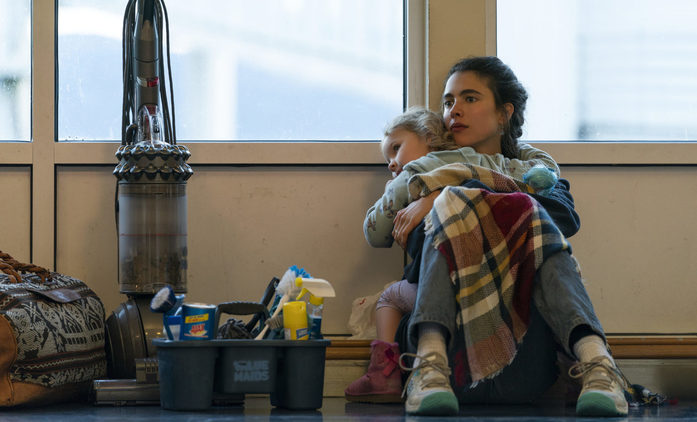 MAID: Nová dramedie od Netflixu sleduje náročný život svobodné matky na pokraji chudoby | Fandíme seriálům