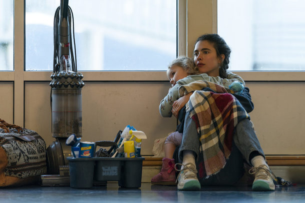 MAID: Nová dramedie od Netflixu sleduje náročný život svobodné matky na pokraji chudoby | Fandíme serialům