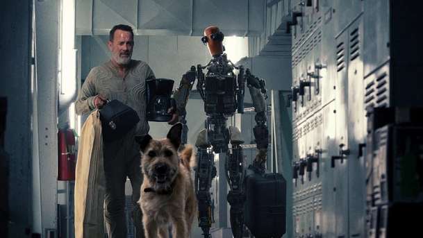 Finch: Tom Hanks v postapokalyptické pustině postavil robota a chová psa - trailer | Fandíme filmu