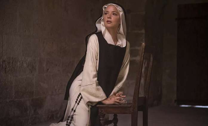 Benedetta: Paul Verhoeven s chutí provokuje lesbickým dramatem z kláštera | Fandíme filmu