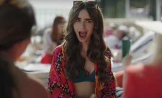 Emily in Paris: Lily Collins vyrazila na dovolenou v první upoutávce ke druhé řadě | Fandíme filmu