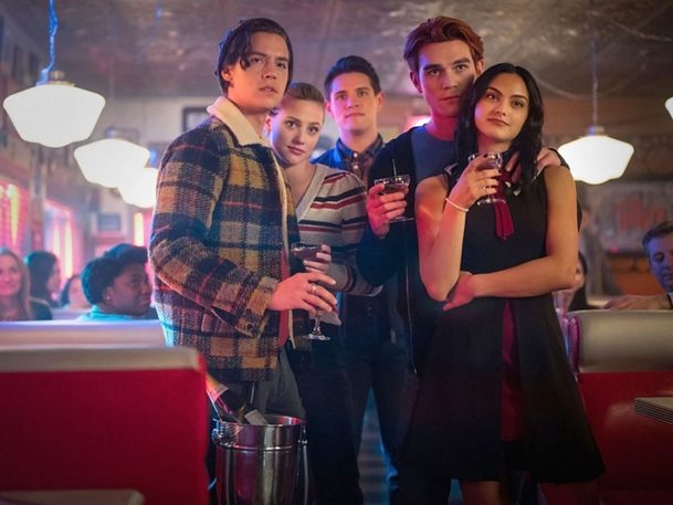 Riverdale 6: Trailer na příští sezónu láká na mladou čarodějku Sabrinu | Fandíme serialům