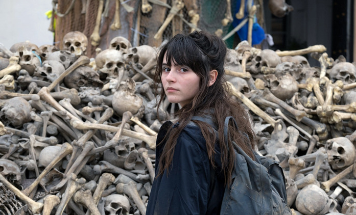 Anna: V postapokalyptické Evropě bez dospělých děti zdivočely | Fandíme seriálům