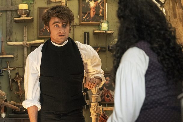 Miracle Workers: Daniel Radcliffe se vrátí ve čtvrté řadě antologické komedie | Fandíme serialům