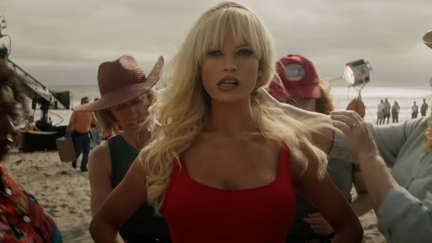 Pam & Tommy: Seriál o ukradené sex tape Pamely Anderson v prvním traileru | Fandíme serialům