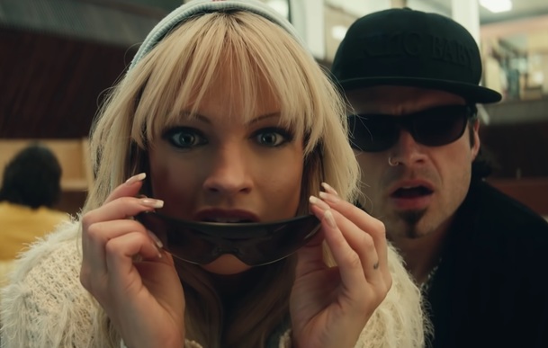 Pam & Tommy: Seriál o ukradené sex tape Pamely Anderson v prvním traileru | Fandíme serialům