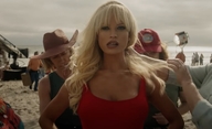 Pam & Tommy: Seriál o ukradené sex tape Pamely Anderson v prvním traileru | Fandíme filmu