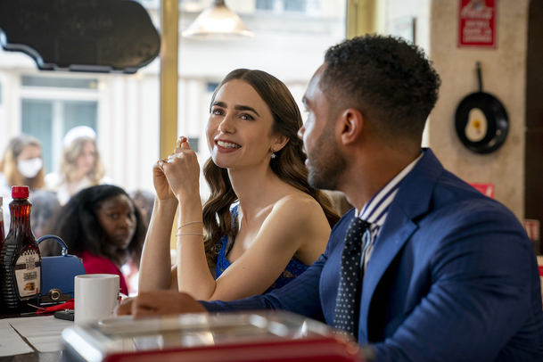 Emily in Paris: Romantické pletky Emily si diváci užijí i ve třetí a čtvrté sezóně | Fandíme serialům