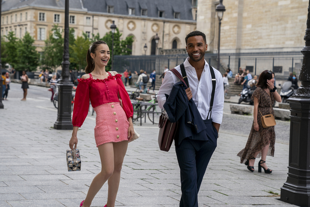 Emily in Paris: Romantické pletky Emily si diváci užijí i ve třetí a čtvrté sezóně | Fandíme serialům