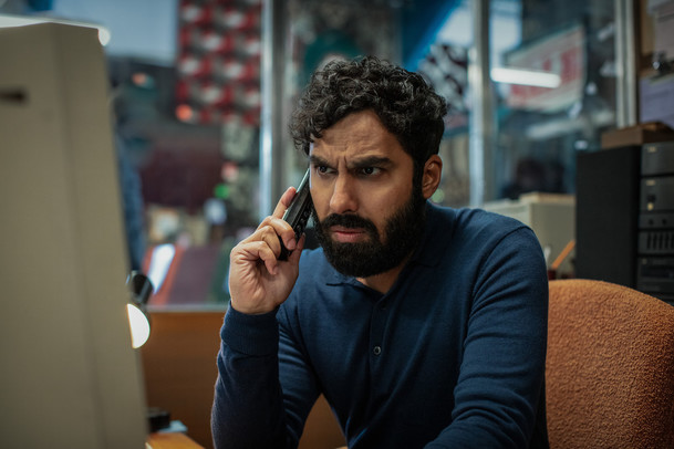 Podezření: Rajesh z Big Bangu se dočkal vážné role v thrilleru,  je tu trailer | Fandíme serialům
