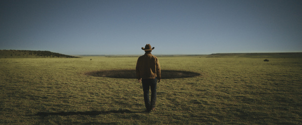 Za hranicí: Josh Brolin ve westernu zápolí s nadpřirozenou záhadou | Fandíme serialům
