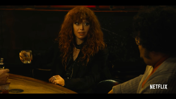 Ruská panenka 2: Natasha Lyonne opět bloudí mimo realitu, přinášíme první upoutávku | Fandíme serialům