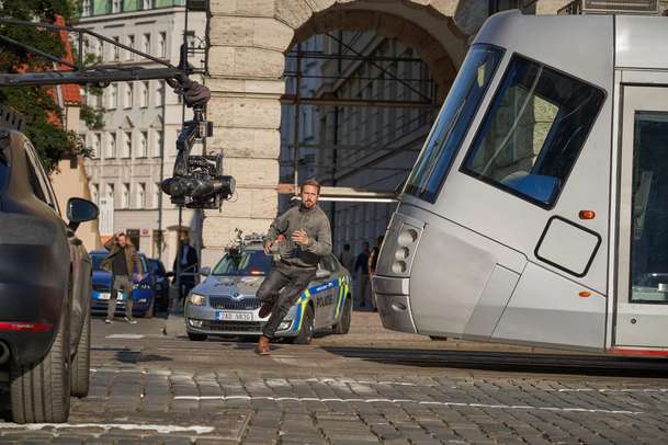 Šedý muž: Pražský akční spektákl má nové fotky a datum premiéry | Fandíme filmu