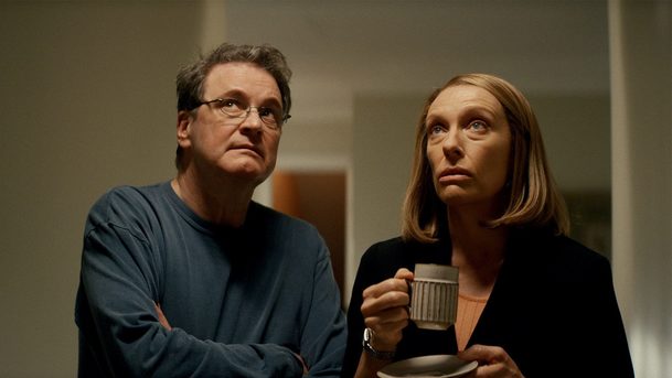 Schodiště: Colin Firth je obviněn z vraždy své manželky, podívejte se na trailer | Fandíme serialům