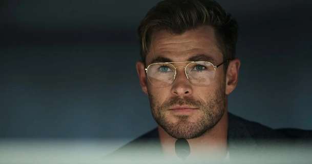 Spiderhead: Chris Hemsworth vás nadopuje pro vědu. Pusťte si trailer | Fandíme filmu