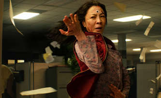 The Surgeon: Michelle Yeoh v akčním thrilleru musí pod pohrůžkou smrti operovat | Fandíme filmu